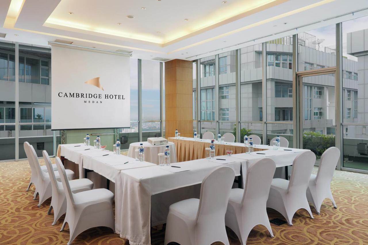Cambridge Hotel Medan Exterior foto